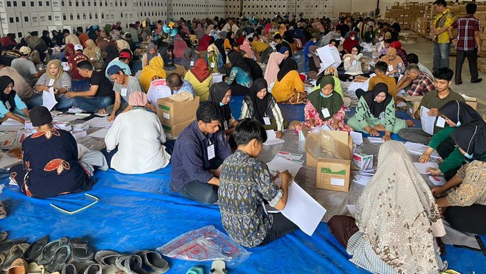 Ratusan warga melipat kertas suara di gudang logistik KPU Asahan.