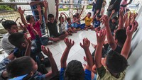 Anak-anak itu tampak ceria saat dihibur oleh tim relawan dari Volunteer Anak Kincai. 