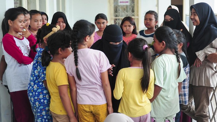 Relawan Hibur Anak-anak Korban Banjir di Jambi Anak-anak korban banjir dan relawan bermain bersama saat mendapatkan pendampingan dari Volunteer Anak Kincai di tempat pengungsian Simpang Tiga Rawang, Sungai Penuh, Jambi, Kamis (4/1/2024). Sekitar 50 anak-anak korban banjir usia 5-12 tahun yang telah empat hari berada di tempat pengungsian yang diurus secara swadaya oleh Karang Taruna Dayang Indah Desa Simpang Tiga Rawang itu mendapatkan pendampingan melalui permainan edukasi dan hiburan oleh beberapa relawan setempat. ANTARA FOTO/Wahdi Septiawan/foc.