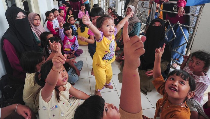 Relawan Hibur Anak-anak Korban Banjir di Jambi Anak-anak korban banjir dan relawan bermain bersama saat mendapatkan pendampingan dari Volunteer Anak Kincai di tempat pengungsian Simpang Tiga Rawang, Sungai Penuh, Jambi, Kamis (4/1/2024). Sekitar 50 anak-anak korban banjir usia 5-12 tahun yang telah empat hari berada di tempat pengungsian yang diurus secara swadaya oleh Karang Taruna Dayang Indah Desa Simpang Tiga Rawang itu mendapatkan pendampingan melalui permainan edukasi dan hiburan oleh beberapa relawan setempat. ANTARA FOTO/Wahdi Septiawan/foc.