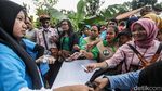 Relawan Prabowo-Gibran Bagi-bagi Susu ke Warga Pasar Minggu