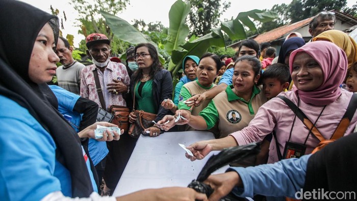 Relawan Prabowo-Gibran Bagi-bagi Susu ke Warga Pasar Minggu Relawan Prabowo-Gibran Bagi-bagi Susu ke Warga Pasar Minggu