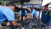 Paket dibagikan dalam kantong plastik hitam.