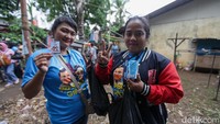Salah seorang warga menunjukkan paket yang diberikan.