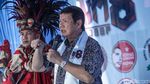 Relawan Prabowo-Gibran Bagi-bagi Susu ke Warga Pasar Minggu