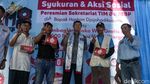 Relawan Prabowo-Gibran Bagi-bagi Susu ke Warga Pasar Minggu