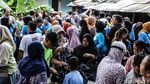 Relawan Prabowo-Gibran Bagi-bagi Susu ke Warga Pasar Minggu