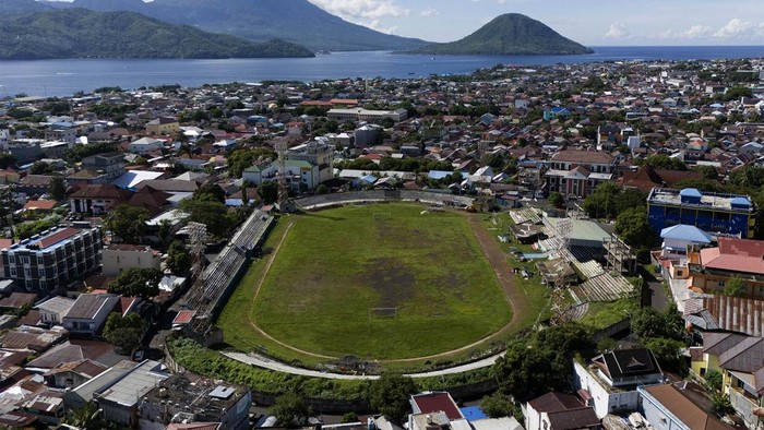 Renovasi Stadion Gelora Kie Raha Ternate Foto udara Stadion Gelora Kie Raha di Kota Ternate, Maluku Utara, Jumat (5/1/2024). PT Malut Maju Sejahtera (MMS) bekerja sama dengan Pemerintah Kota Ternate melakukan renovasi seluruh bagian Stadion Gelorah Kie Raha dengan anggaran mencapai Rp11,1 miliar yang ditargetkan selesai pada Juni 2024 untuk dijadikan sebagai home base bagi tim Liga 2 PSSI Malut United sehingga dapat memberikan dampak positif bagi perekonomian warga sekitar. ANTARA FOTO/Andri Saputra/YU