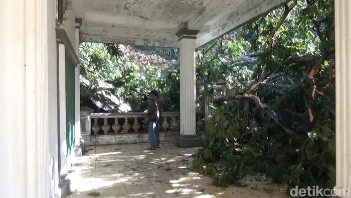 Rumah rusak imbas longsor di Gunung Anaga, Purwakarta.