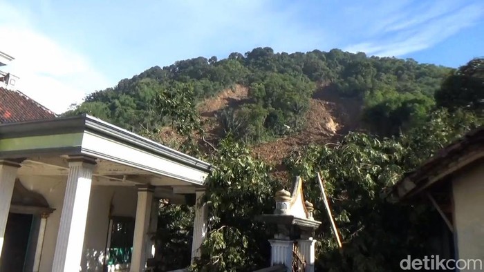 Rumah rusak imbas longsor di Gunung Anaga, Purwakarta.