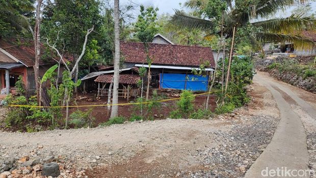 Rumah TKP suami bunuh istri di Semanu, Gunungkidul kini digaris polisi. Foto diambil Jumat, 5 Januari 2024.