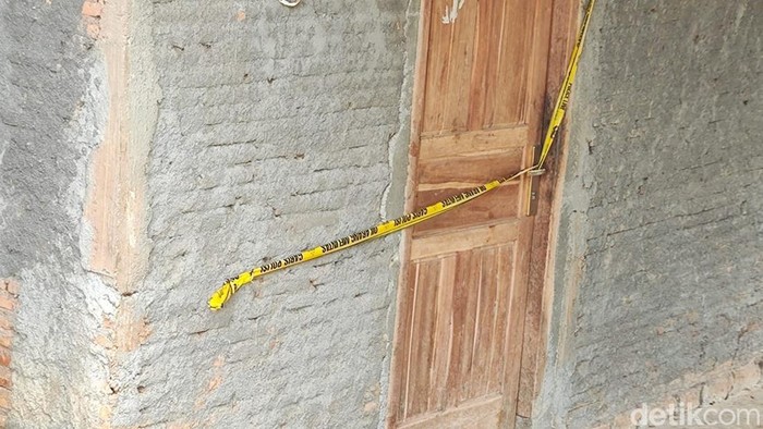 Rumah TKP suami bunuh istri di Semanu, Gunungkidul kini digaris polisi. Foto diambil Jumat, 5 Januari 2024.