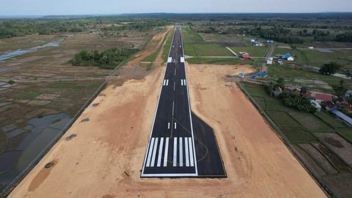 Run way Bandara Arung Palakka Bone sepanjang 1.400 meter.