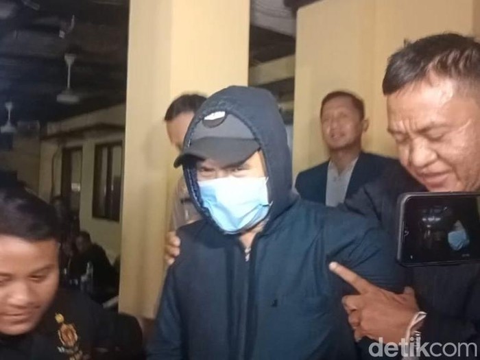 Saipul Jamil usai diamankan polisi dari Polsek Tambora