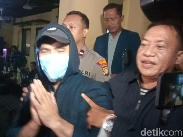 Saipul Jamil usai diamankan polisi dari Polsek Tambora