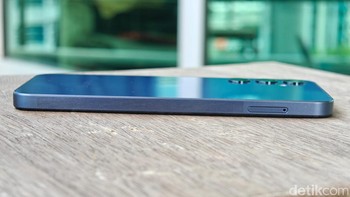 Baterai berdaya tampung 5.000 mAh tersemat dalam Galaxy A25. Baterai dijanjikan dapat terisi cepat berkat dukungan fast charging 25W. Foto: Adi Fida Rahman/detikINET