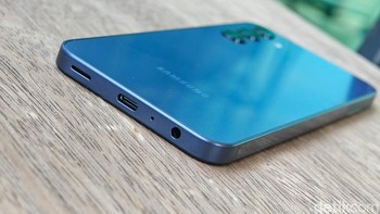 Bagian bawahnya terdapat USB-C, speaker yang didukung Dolby Atmos dan jack audio 3,5 mm. Foto: Adi Fida Rahman/detikINET