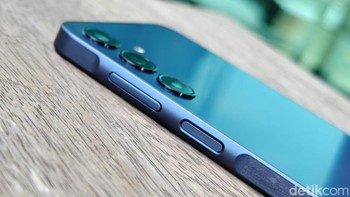 Sisi kanan bodi terdapat tombol pengatiran volume dan power yang menyatu dengan sensor sidik jari. Foto: Adi Fida Rahman/detikINET