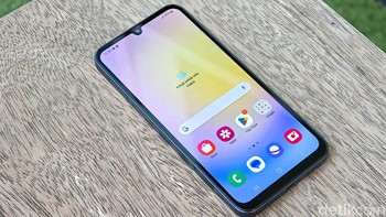 Galaxy A25 ini memiliki layar Super AMOLED berukuran 6,5 inch dengan resolusi FHD+ (2340 x 1080 piksel). Dengan refresh rate 120 Hz memberikan transisi smooth saat bernavigasi. HP dibekali dukungan tingkat brightness hingga 1.000 nits, ini 174% persen lebih cerah dan 130% lebih jernih dibanding pendahulunya. Makin dimaksimalkan lagi dengan dukungan vision booster, bikin konten apapun yang kamu tampilkan di layar akan terlihat jelas di bawah pencahayaan outdoor, bahkan di bawah sinar Matahari sekalipun. Selain itu, layar Samsung A25 dilengkapi dengan fitur Eye Comfort Shield yang dapat mengurangi cahaya biru yang berbahaya bagi mata.