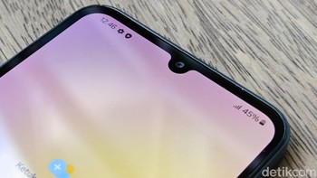 Kamera depan Galaxy A25 5G memiliki resolusi 13 MP dengan aperture f/2.2 yang dijanjikan dapat menghasilkan selfie yang jernih dan cerah. Foto: Adi Fida Rahman/detikINET