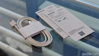 Samsung hanya menyertakan kabel data dan buku petunjuk. Foto: Adi Fida Rahman/detikINET