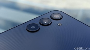 Kamera belakang utama memiliki resolusi 50 MP dengan aperture f/1.8. Samsung menambahkan fitur OIS (Optical Image Stabilization) untuk menghasilkan foto yang tajam dan stabil. Kamera belakang kedua memiliki resolusi 8 MP dengan aperture f/2.2 dan sudut pandang 120 derajat, yang dapat digunakan untuk mengambil foto dengan mode ultra-wide. Kamera belakang ketiga memiliki resolusi 2 MP dengan aperture f/2.4, yang dapat digunakan untuk mengambil foto dengan mode makro. Foto: Adi Fida Rahman/detikINET