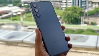 Galaxy A25 5G ditenagai oleh chipset Exynos 1280 yang dibuat dengan proses 5 nm, yang menawarkan performa 30% lebih ngebut dan hemat energi dibanding sebelumnya. Samsung memasang RAM 8 GB yang dapat ditambah 8 GB menggunakan fitur RAM Plus.