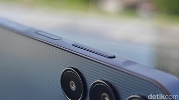 Samsung membuat sentuhan baru pada tombol power dan volume yang posisinya dibuat lebih menonjol. Foto: Adi Fida Rahman/detikINET