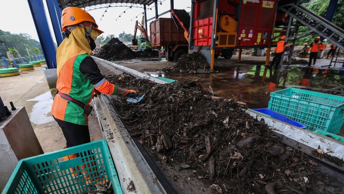 Petugas memilah sampah yang akan dijadikan pupuk kompos di Saringan Sampah TB Simatupang, Jakarta, Jumat (5/1/2024). Penyaringan tersebut sebagai upaya melancarkan aliran Sungai Ciliwung untuk mencegah banjir di wilayah Jakarta serta mengolah sampahnya menjadi pupuk kompos. ANTARA FOTO/Asprilla Dwi Adha/Spt.