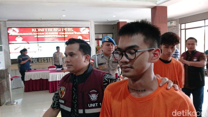 Satria Mahathir Cogil pakai baju tahanan di Polresta Barelang. (Alamudin Hamapu/detikSumut)