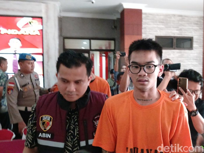 Satria Mahathir Cogil pakai baju tahanan di Polresta Barelang. (Alamudin Hamapu/detikSumut)