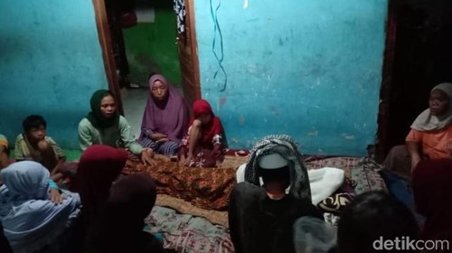 Satu dari lima nelayan di Lombok Barat yang tersambar petir meninggal dunia.
