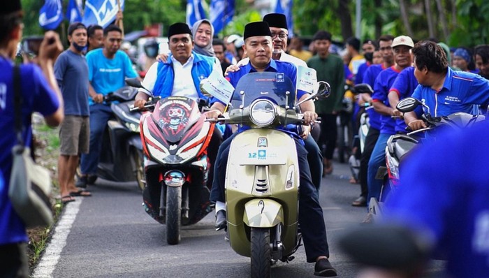Sayup-sayup suara selawat terdengar ketika Ketua Umum PAN Zulkifli Hasan (Zulhas) bakal tiba di Lapangan Sidomulyo, Kecamatan Kesesi, Pekalongan, Jumat (5/1) sore.