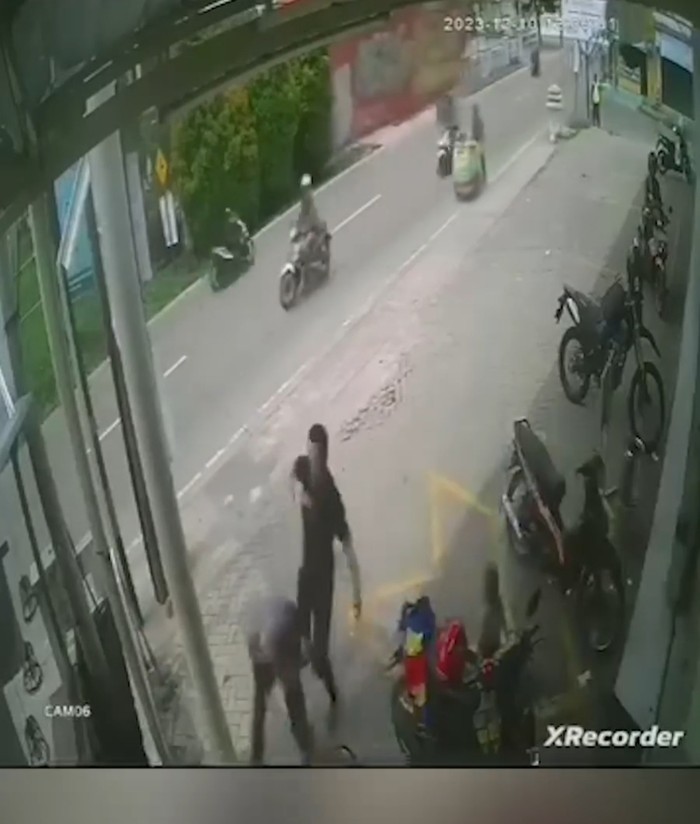 Screenshot video viral, kekerasan terhadap karyawan minimarket di Serang, Banten. (istimewa)