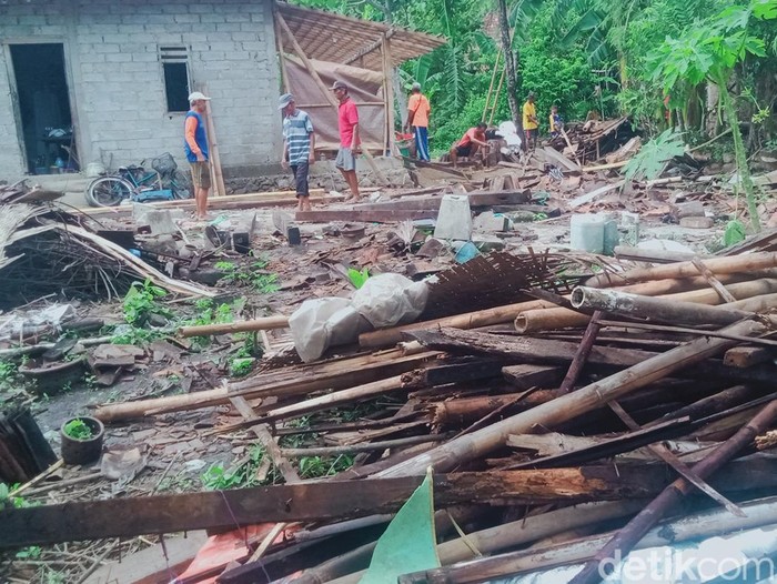 Sebuah rumah di Desa Ngerangan, Kecamatan Bayat, Kabupaten Klaten, ambruk hingga rata dengan tanah, Jumat (5/1/2024).