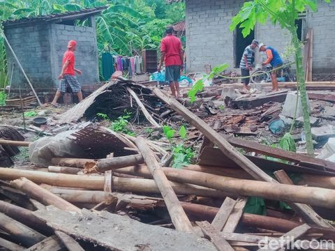 Sebuah rumah di Desa Ngerangan, Kecamatan Bayat, Kabupaten Klaten, ambruk hingga rata dengan tanah, Jumat (5/1/2024).