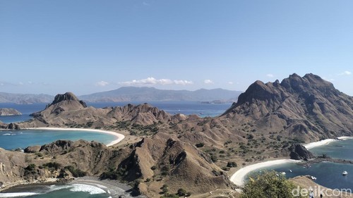 Sejumlah wisatawan trekking ke puncak Pulau Padar di kawasan Taman Nasional Komodo, Labuan Bajo, NTT.