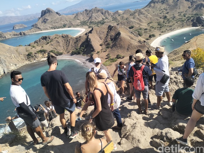 Sejumlah turis trekking ke puncak Pulau Padar di wilayah Taman Nasional Komodo, Labuan Bajo, NTT. Sejumlah turis trekking ke puncak Pulau Padar di wilayah Taman Nasional Komodo, Labuan Bajo, NTT.