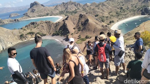 Sejumlah wisatawan trekking ke puncak Pulau Padar di kawasan Taman Nasional Komodo, Labuan Bajo, NTT.