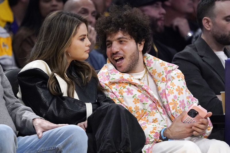 Selena Gomez dan Benny Blanco saat menonton pertandingan bola basket NBA antara Los Angeles Lakers dan Miami Heat pada Rabu, 3 Januari 2024, di Los Angeles.