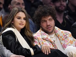 Selena Gomez & Benny Blanco Pamer Kemesraan Saat Nonton Pertandingan Basket