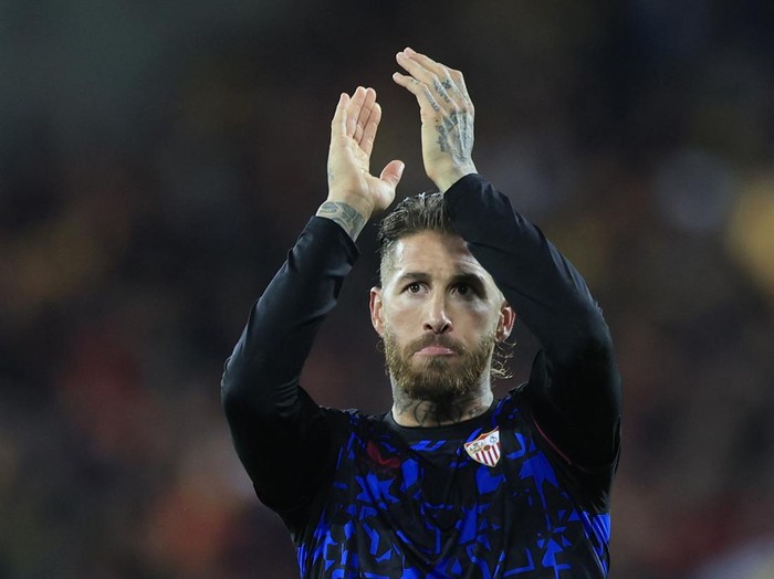 Soccer Football - Champions League - Group B - RC Lens v Sevilla - Stade Bollaert-Delelis, Lens, France - December 12, 2023 Sevilla's Sergio Ramos applauds fans after the match REUTERS/Pascal Rossignol