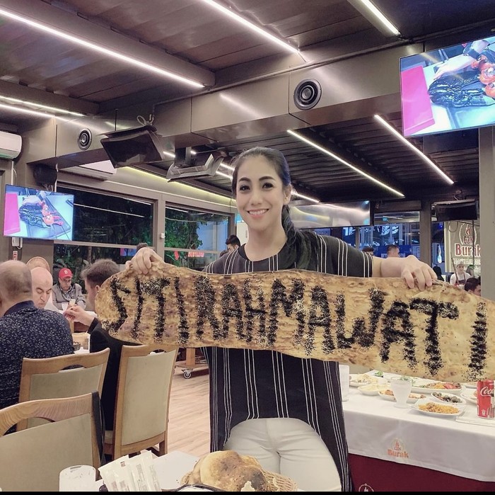 Seru! Siti KDI Makan di Restoran Salt Bae hingga Cicip Durian