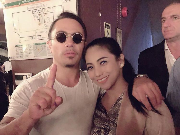 Seru! Siti KDI Makan di Restoran Salt Bae hingga Cicip Durian