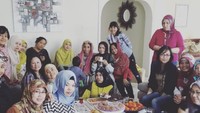 Di Istanbul, Turki, Siti masih berkumpul dengan warga Indonesia. Salah satu momennya ketika ibu-ibu pengajian berkunjung ke rumahnya dan menikmati makanan bersama. Foto: Instagram @siti_perk
