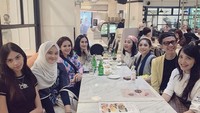 Di Indonesia, bungsu dari 5 bersaudara ini juga senang kumpul bersama temannya. Seperti ini momen saat Siti dan teman pedangdutnya, Iis Dahlia hingga Dewi Gita saat makan di restoran. Foto: Instagram @siti_perk