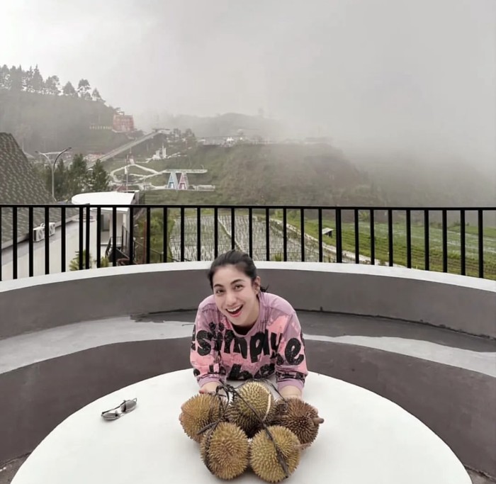 Seru! Siti KDI Makan di Restoran Salt Bae hingga Cicip Durian