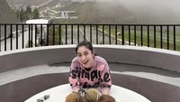 Mantap! Kali ini Siti KDI menunjukkan kebahagiannya saat bertemu dengan buah durian. Kira-kira Siti habis berapa durian ya? Foto: Instagram @siti_perk