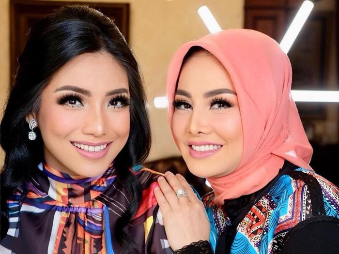 Siti KDI dan Cici Paramida