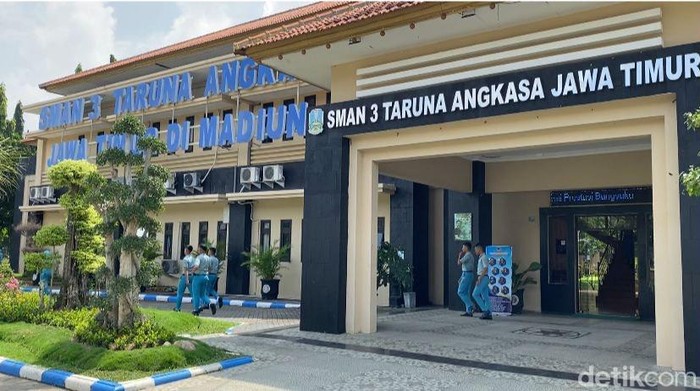 SMAN 3 Taruna Angkasa Jawa Timur.